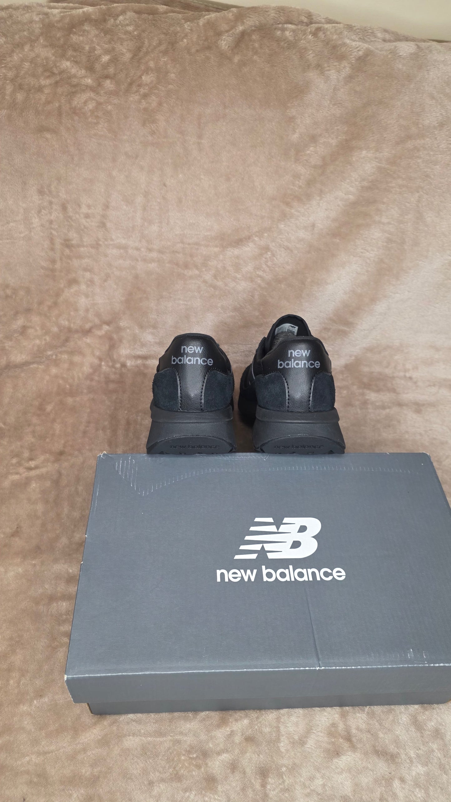 New Balance 370 - Triple Black