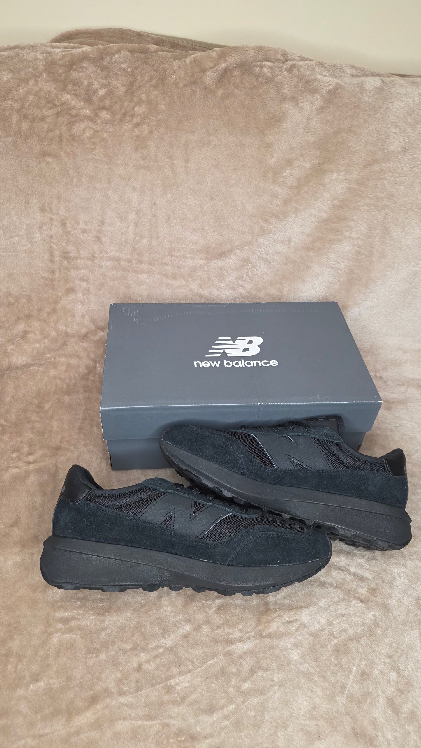 New Balance 370 - Triple Black