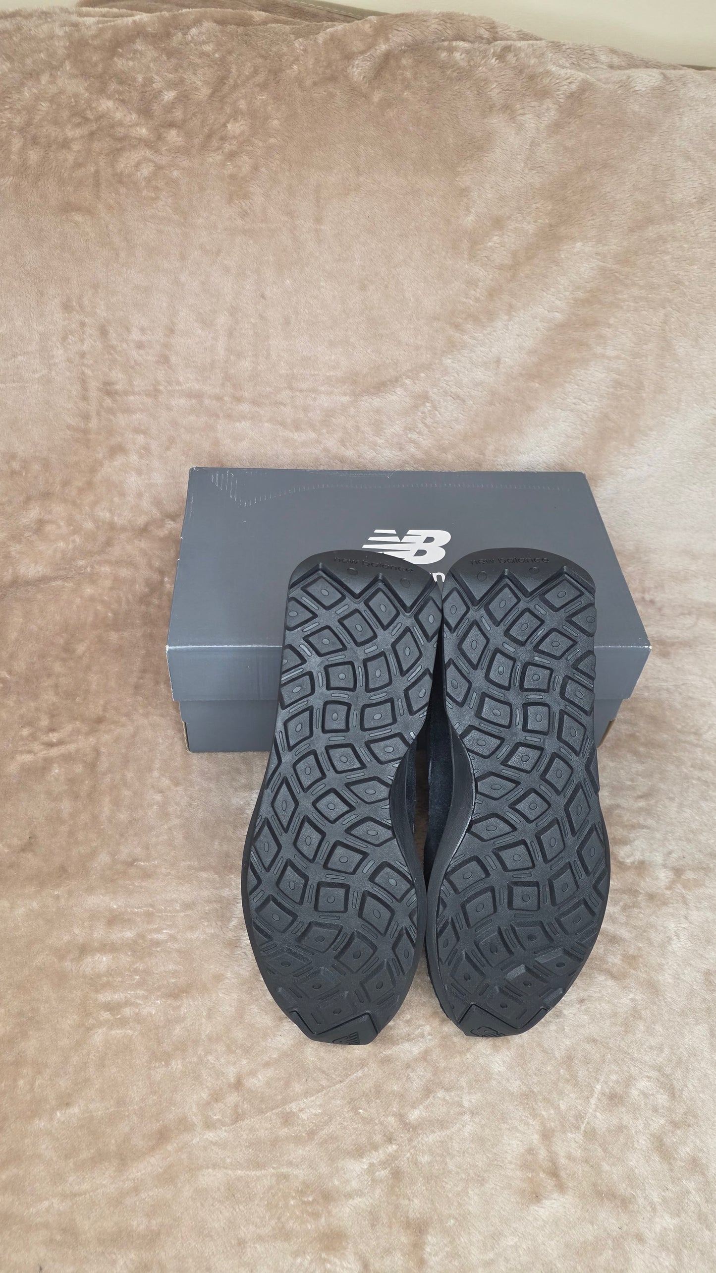 New Balance 370 - Triple Black