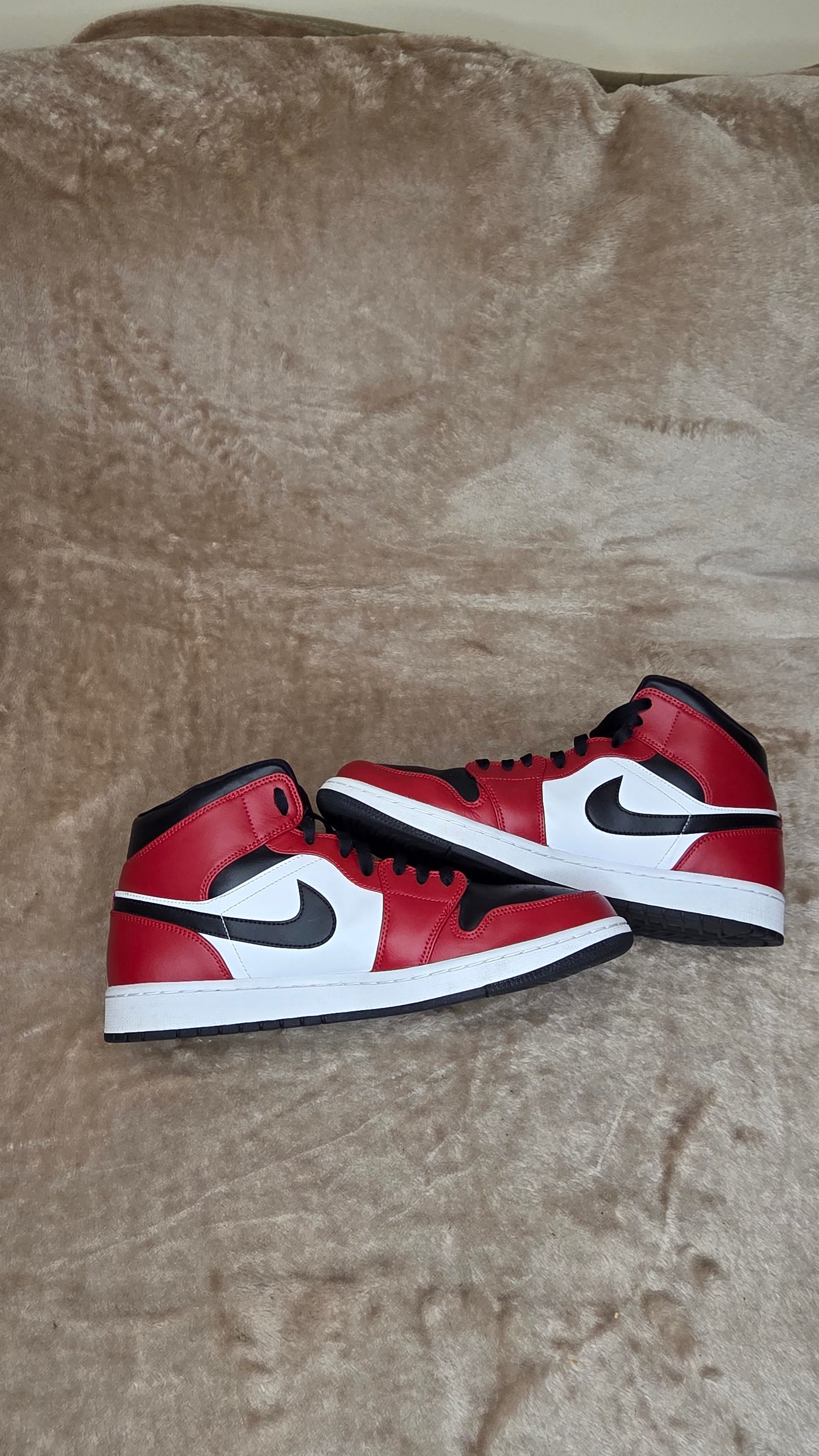 Jordan 1 Mid - Chicago Black Toe