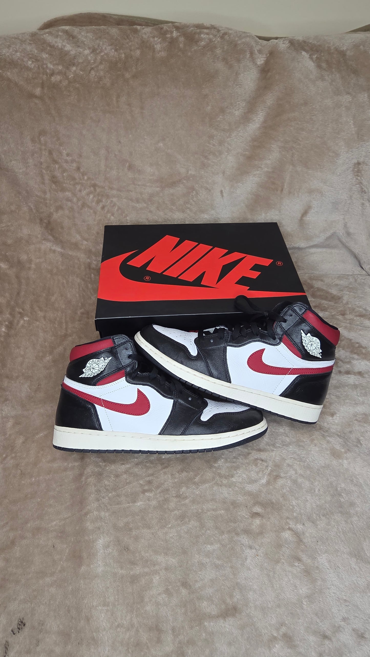 Jordan 1 Retro High - Black Gym Red
