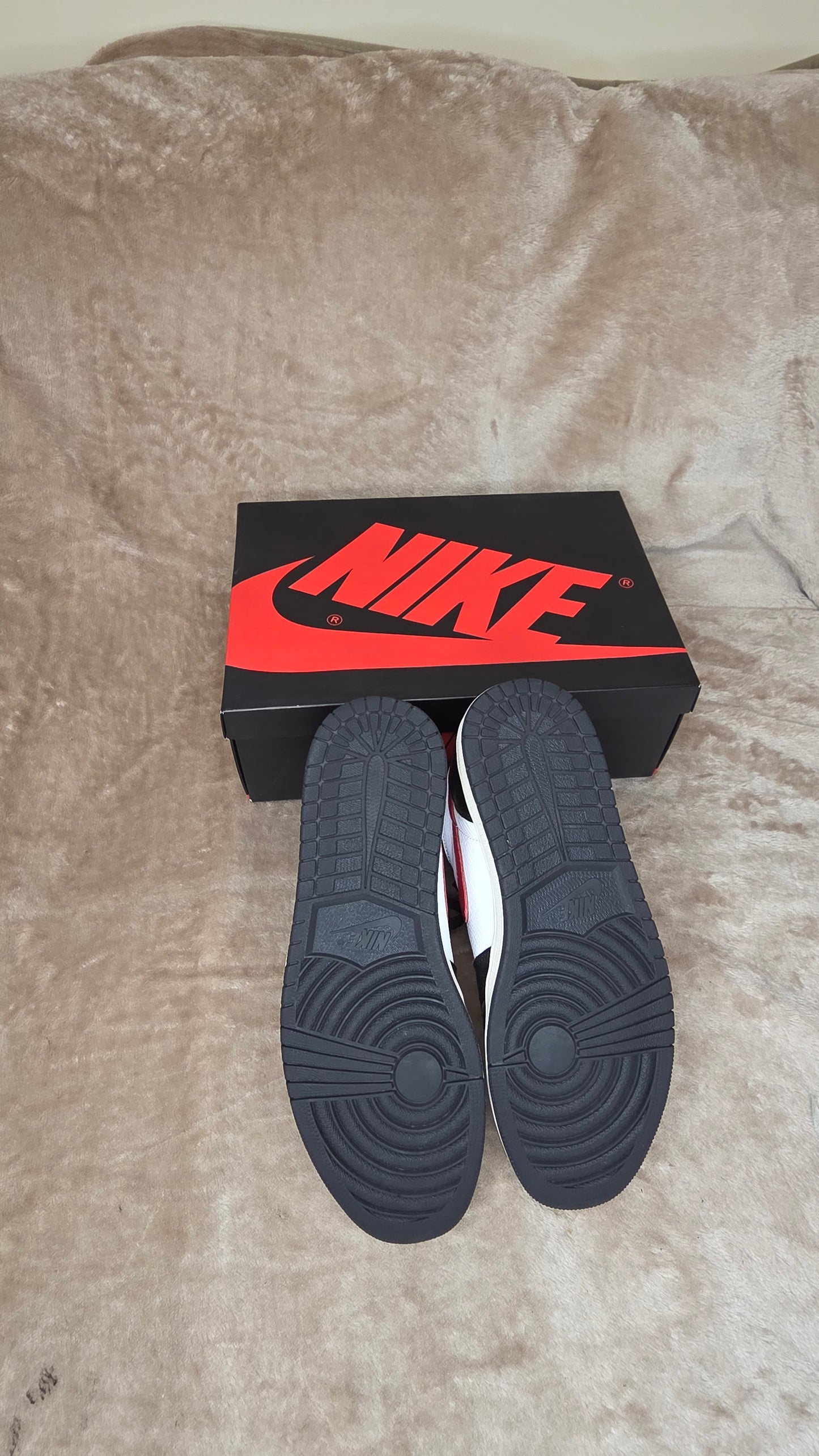 Jordan 1 Retro High - Black Gym Red