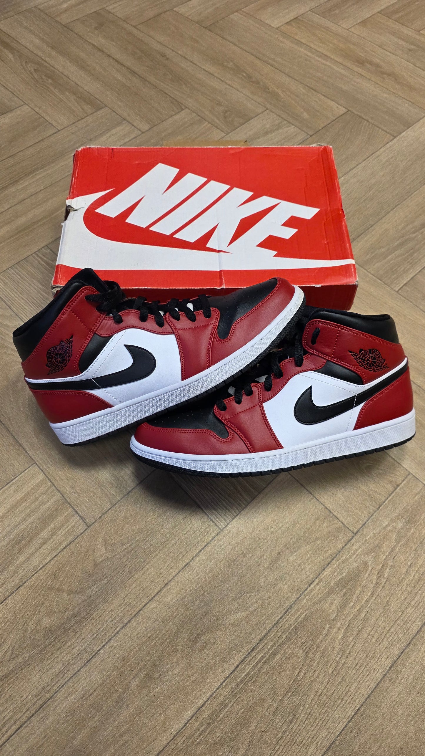 Jordan 1 Mid Chicago Toe
