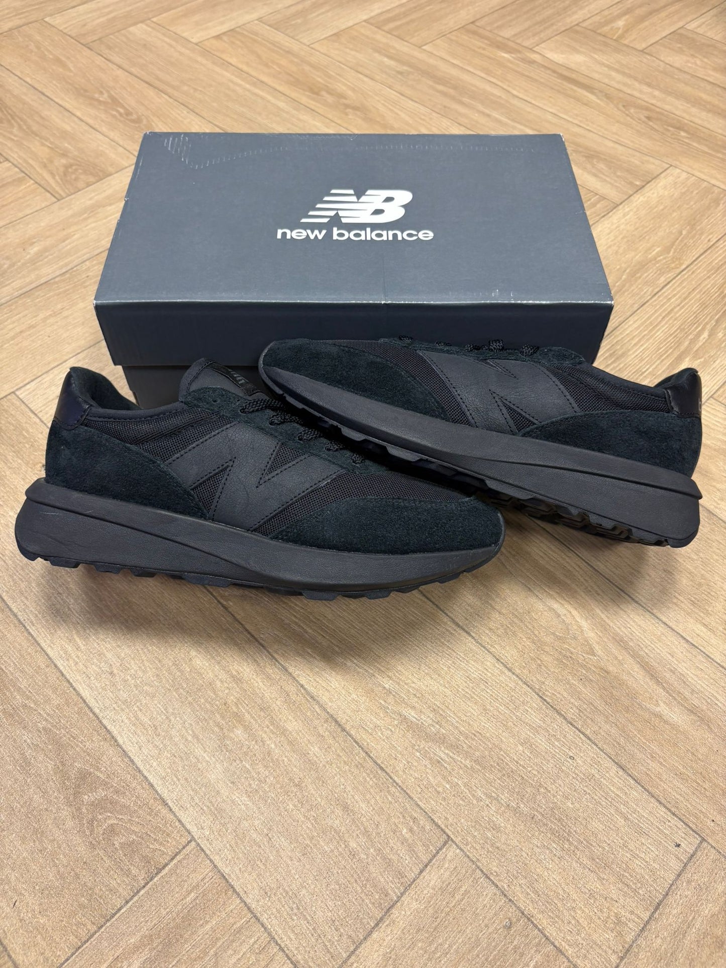 New Balance 370 - Black Castlerock