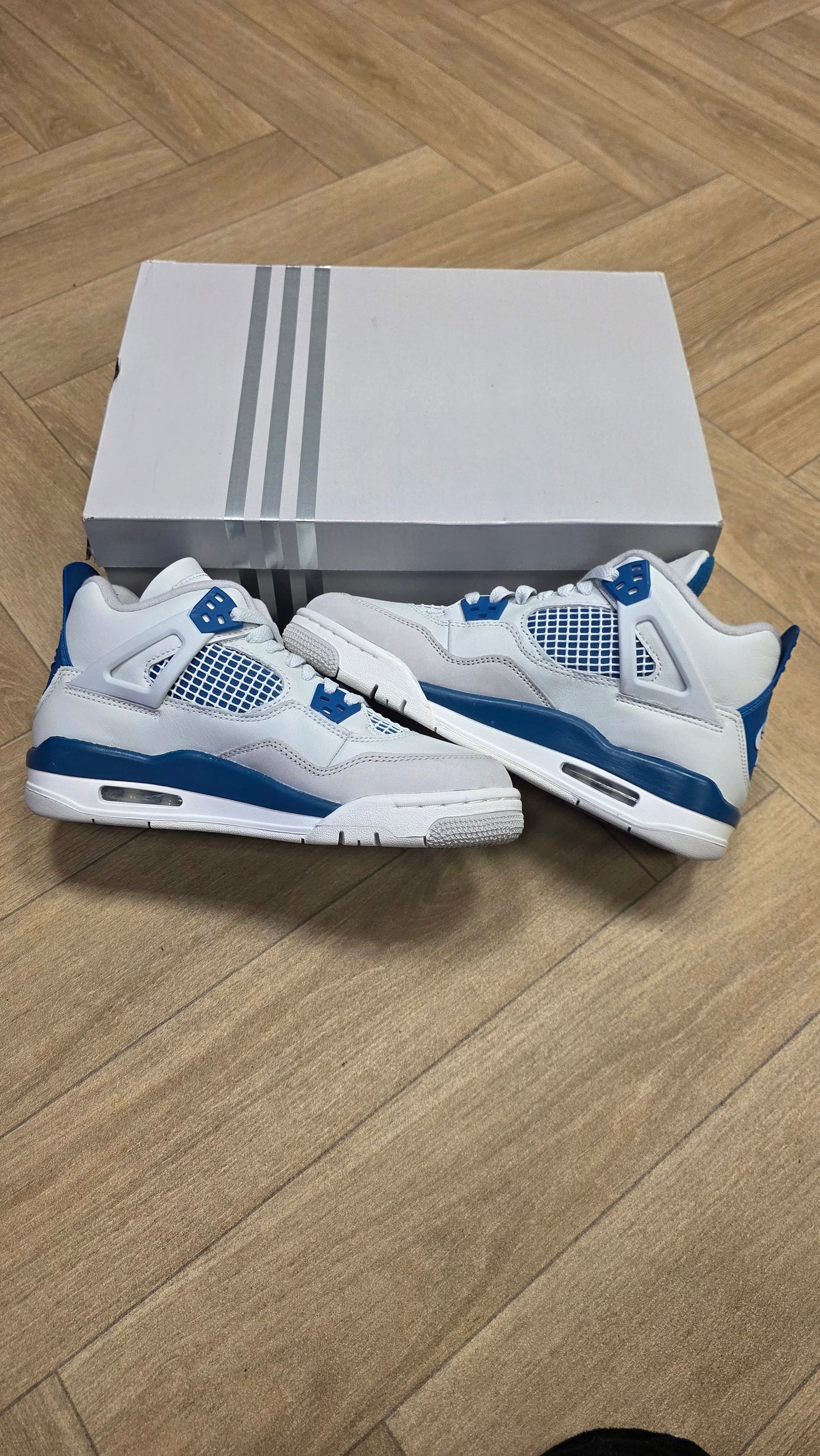 Jordan 4 - Military Blue