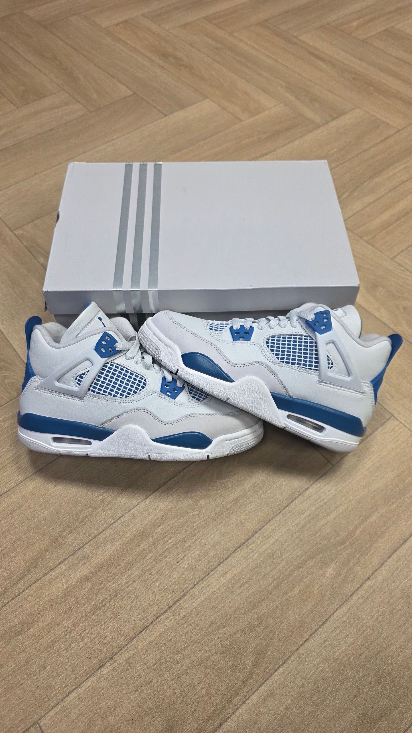 Jordan 4 - Military Blue