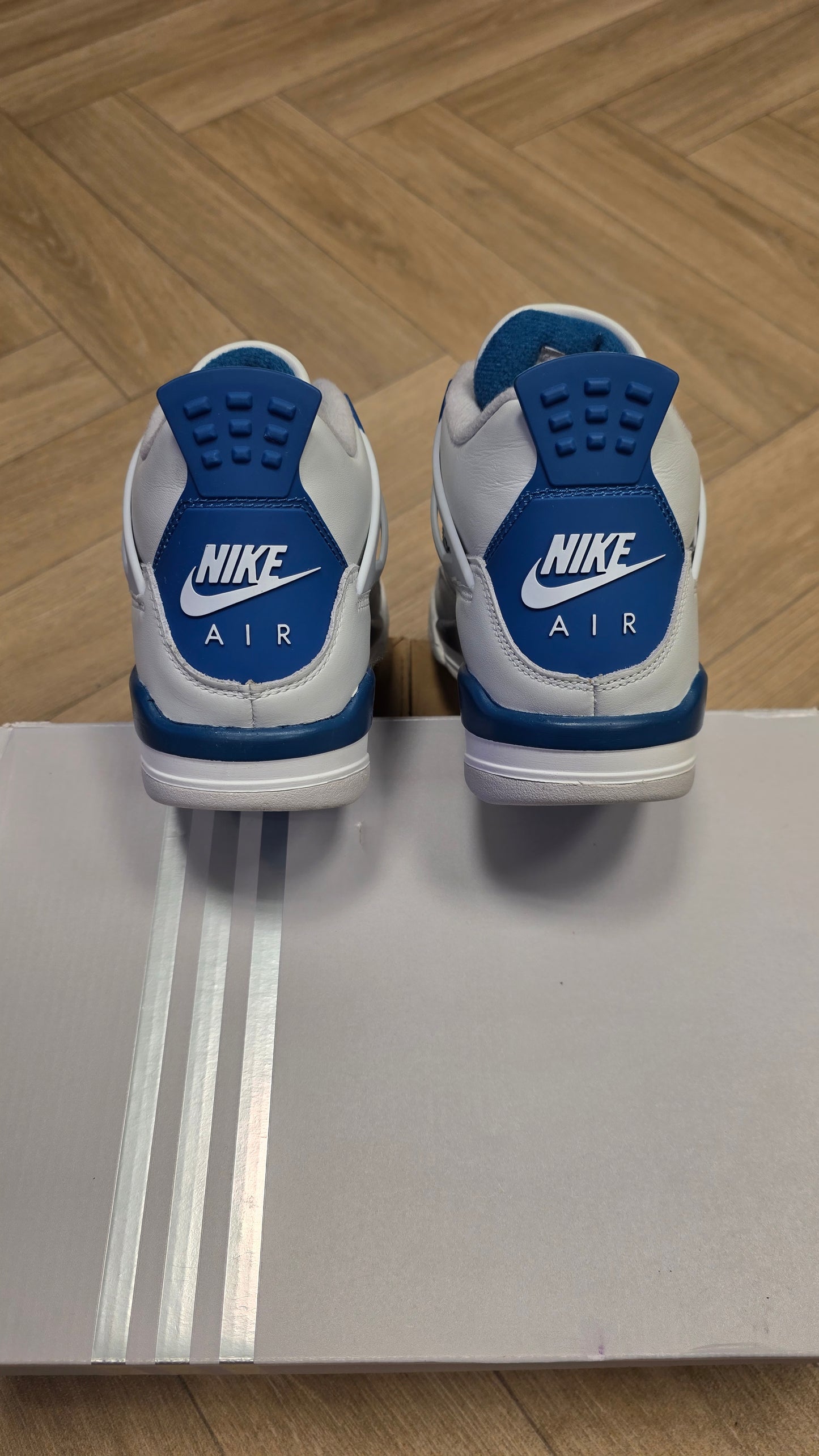 Jordan 4 - Military Blue