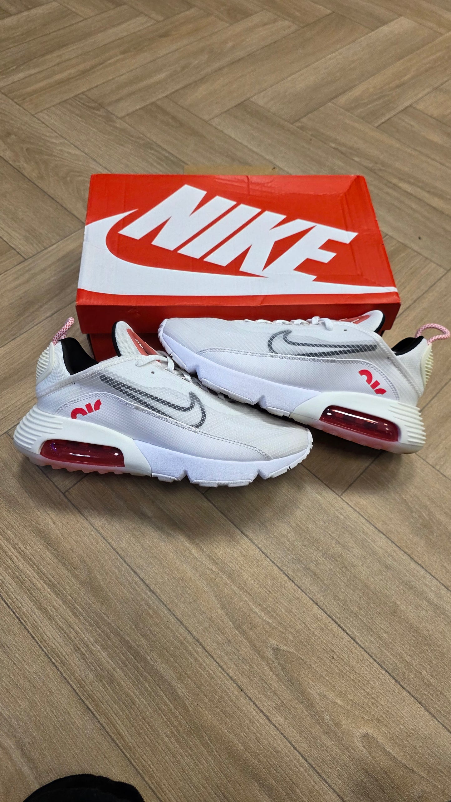 Nike Air Max 2090 - Summit White Siren Red