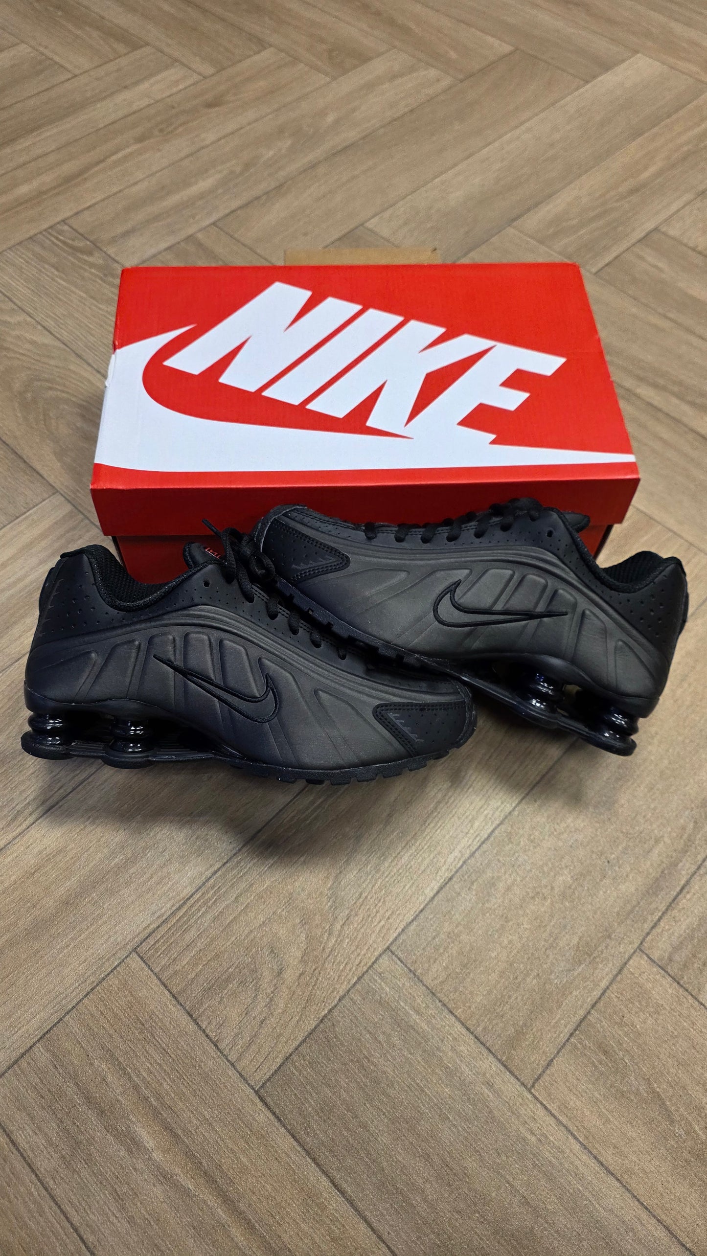 Nike Shox R4 - Black Bright Crimson