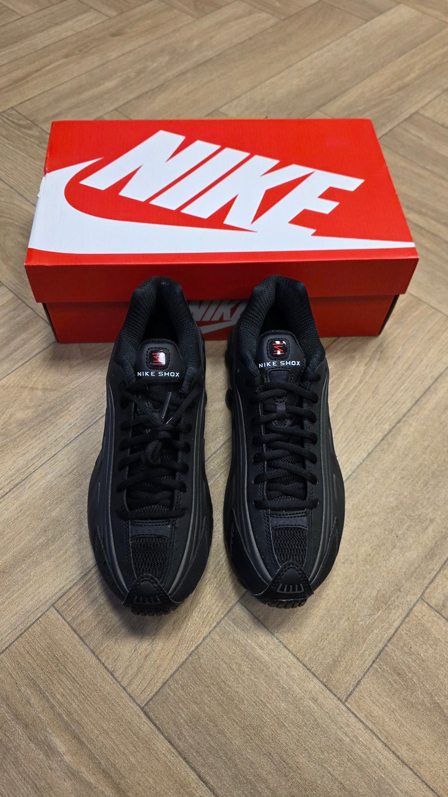 Nike Shox R4 - Black Bright Crimson