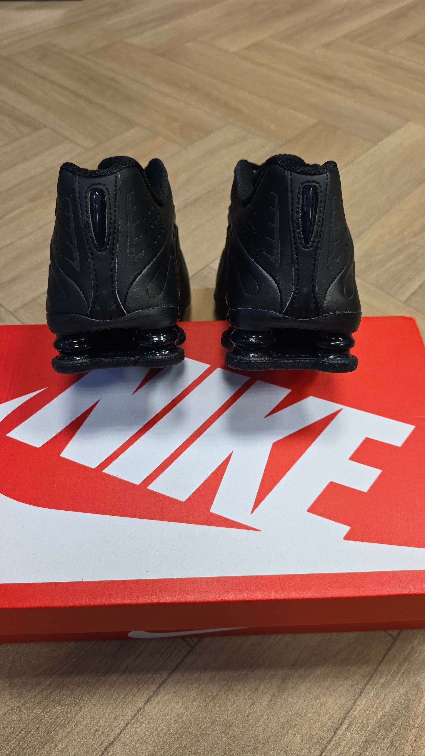 Nike Shox R4 - Black Bright Crimson
