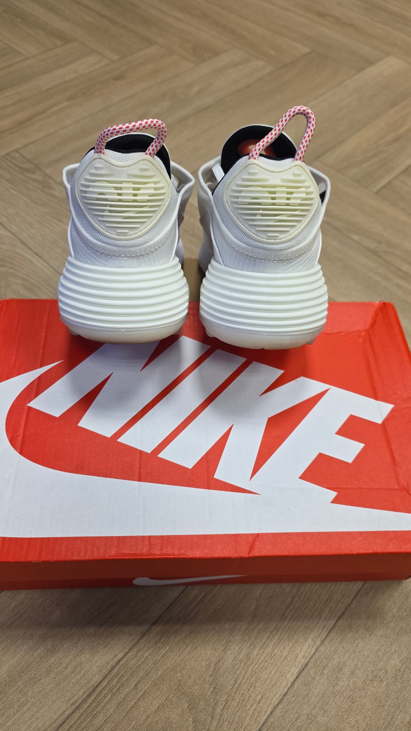 Nike Air Max 2090 - Summit White Siren Red