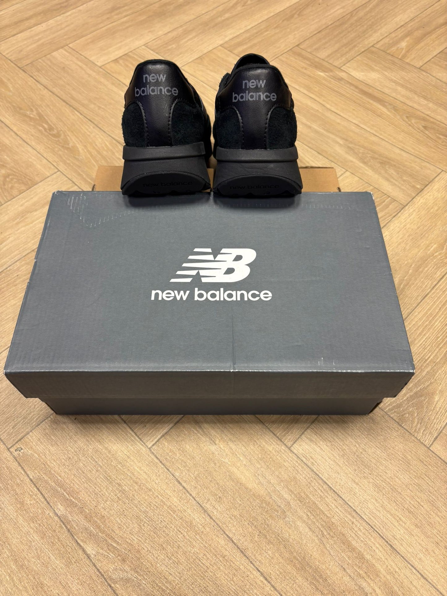 New Balance 370 - Black Castlerock