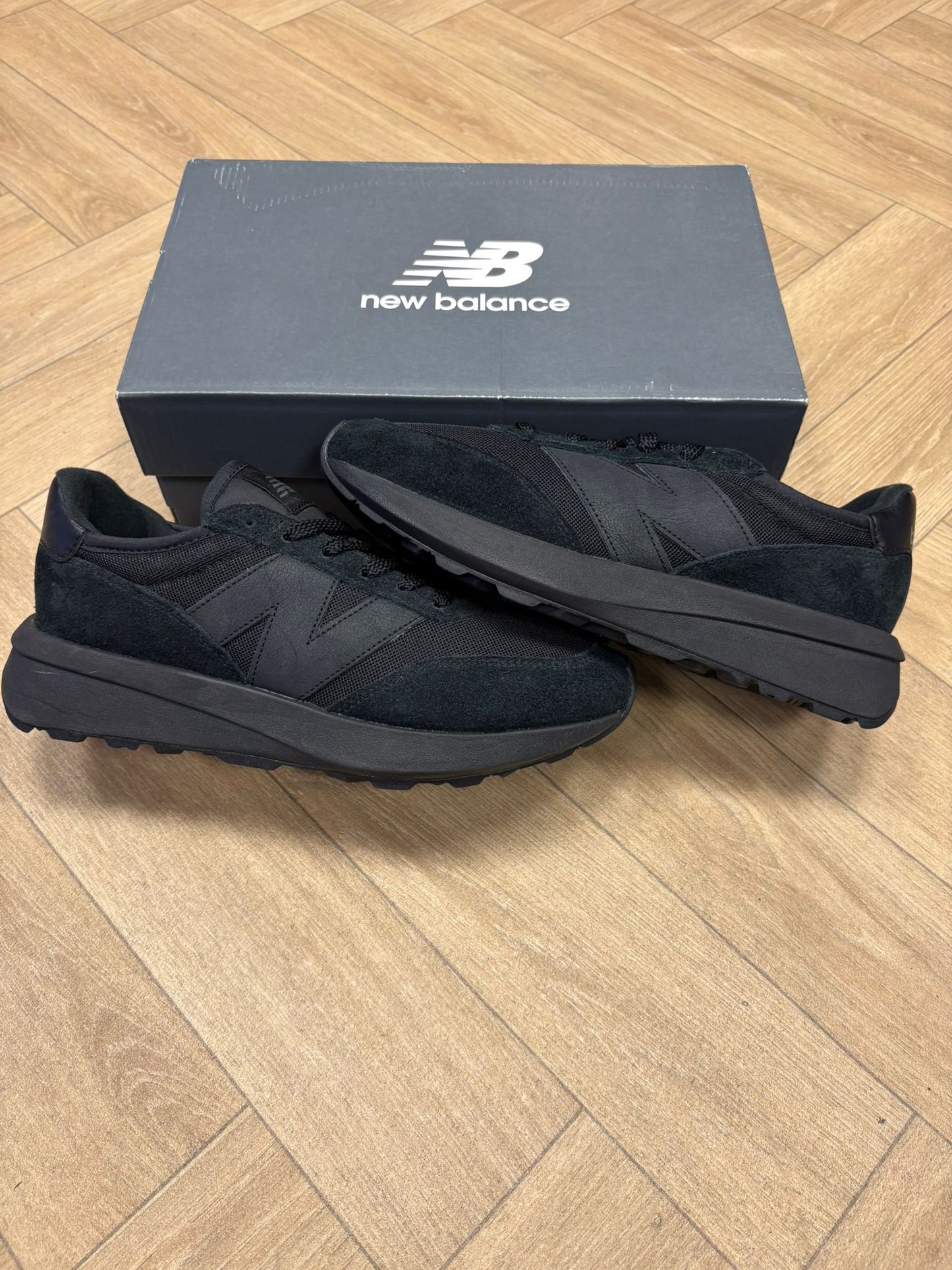 New Balance 370 - Black Castlerock