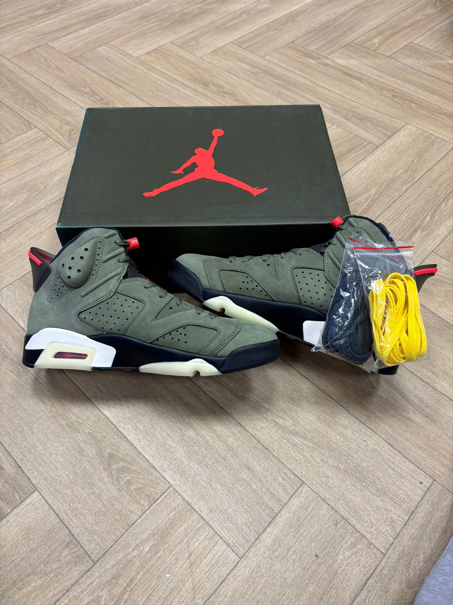 Jordan 6 × Travis Scott - Olive Green