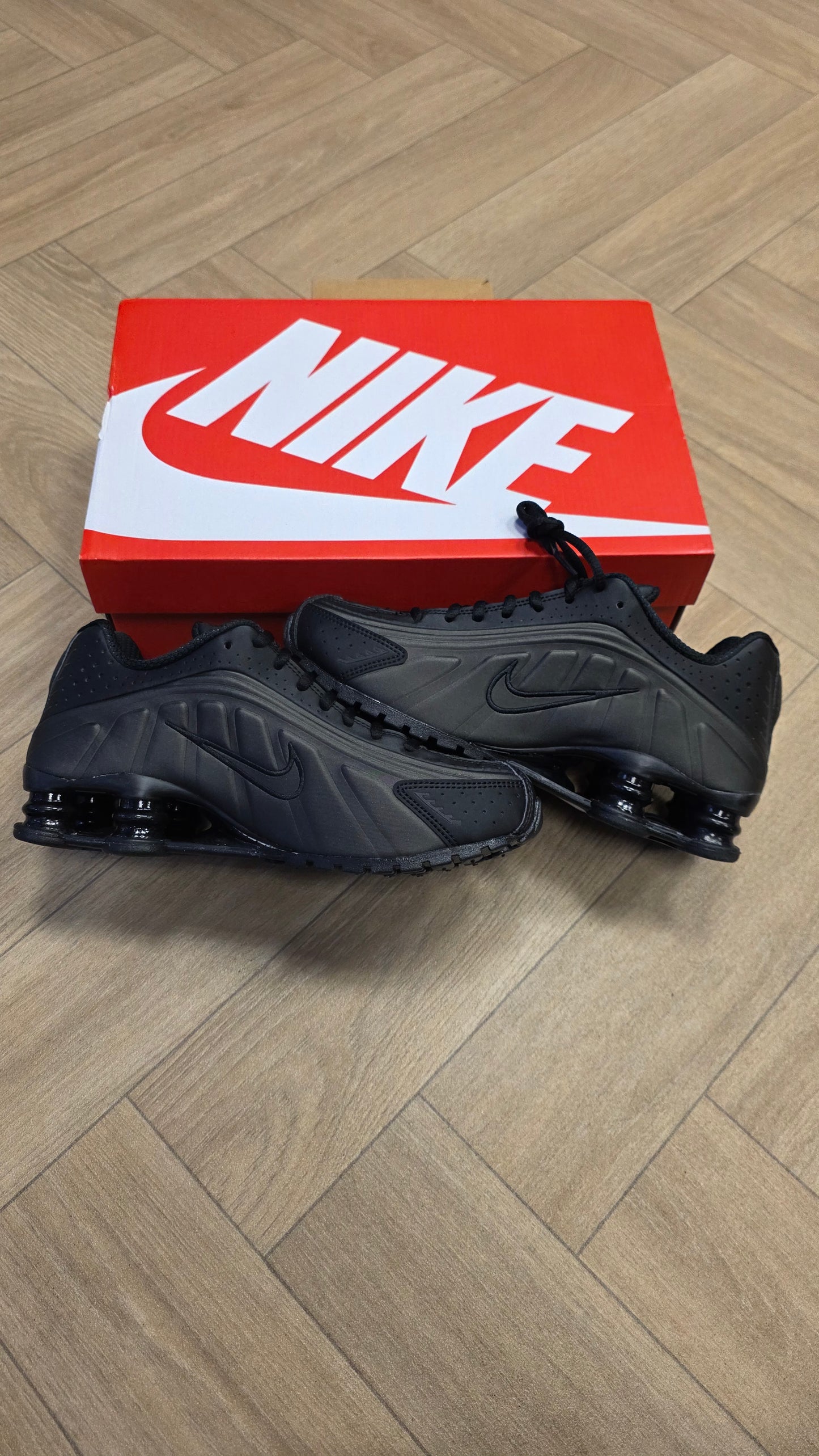 Nike Shox R4 - Black Bright Crimson